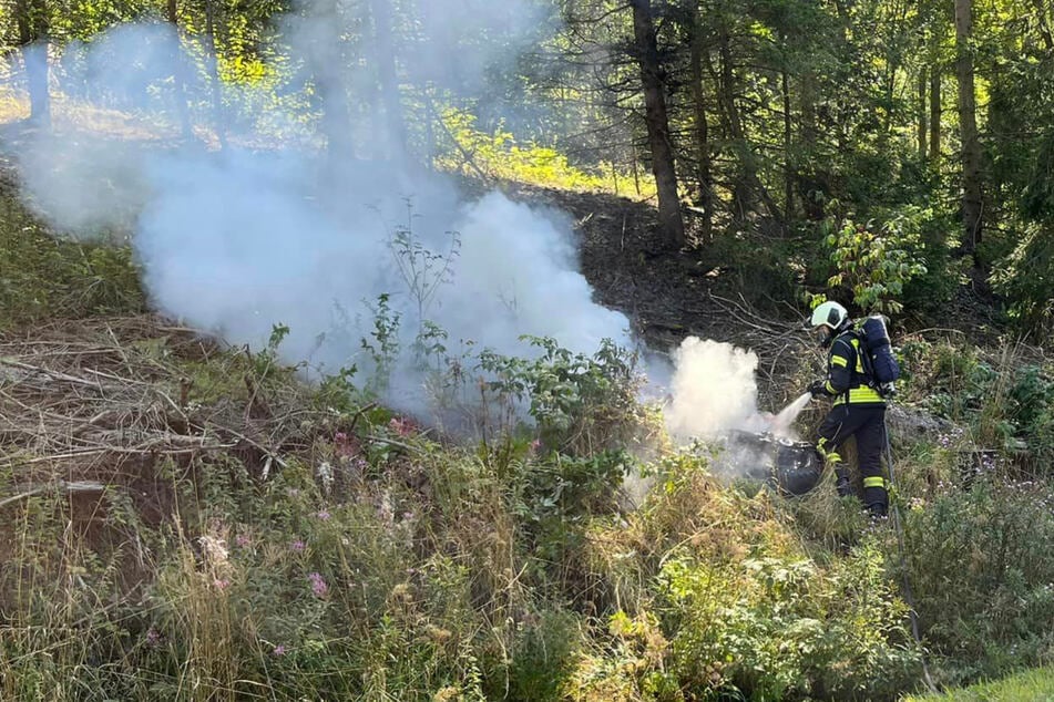 Motorrad kracht in Böschung und fängt Feuer: Ein Schwerverletzter!