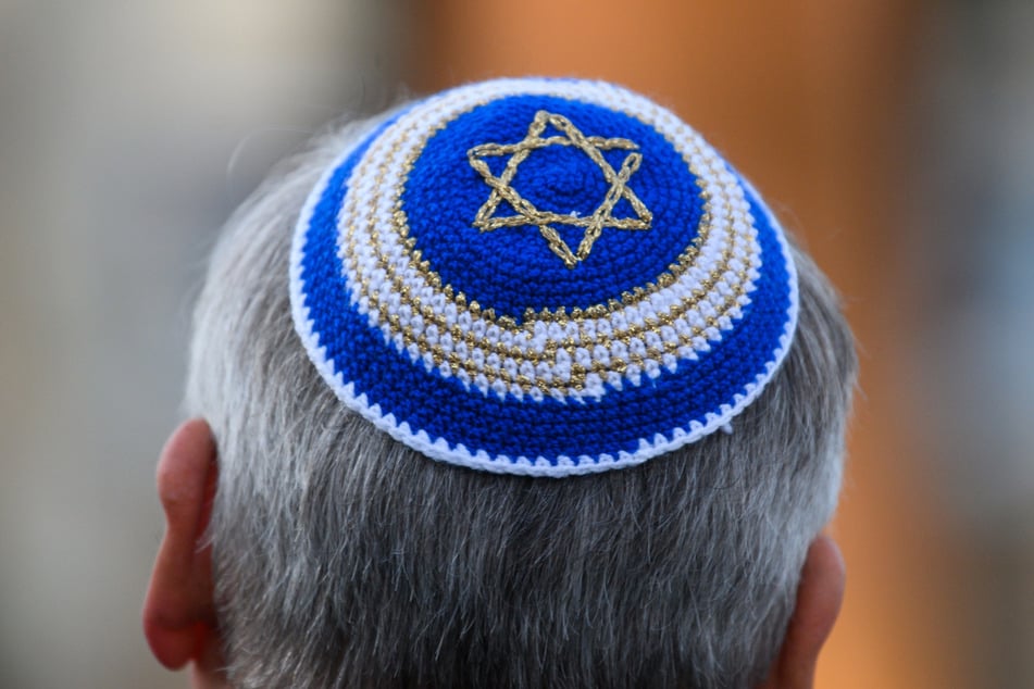 Der Landesverband der Meldestelle Antisemitismus (RIAS) verzeichnete 2024 insgesamt 349 antisemitische Übergriffe in Sachsen - ein Anstieg um 82 Prozent im Vergleich zum Vorjahr.