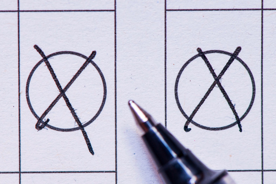 Auf einem Stimmzettel sind zwei Kreuze zu sehen. Die Vereine in Bayern dürfen sich wegen der Corona-Pandemie derzeit nicht treffen. (Symbolbild)