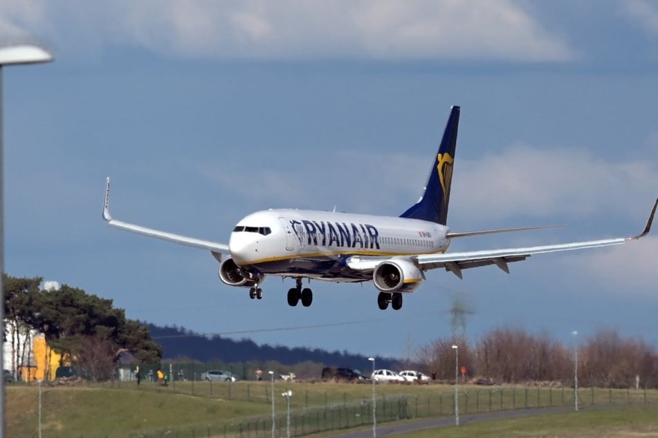 Nach einem Zwischenfall auf einem Ryanair-Flug, bei dem eine Fensterscheibe zerbrochen ist, berichtet die Ehefrau eines verletzten Passagiers von dramatischen Minuten. (Symbolbild)