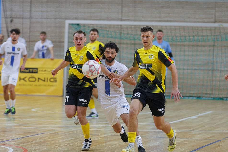 Lok Leipzigs Zak Paulo Piplica (M.) im Halbfinale gegen den VFC Plauen.