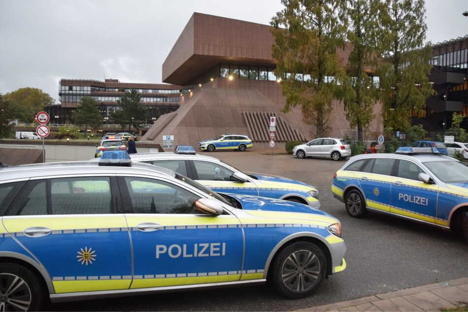 Nach einer Bombendrohung hat die Polizei die Hochschule der Bundesagentur für Arbeit in Mannheim geräumt.