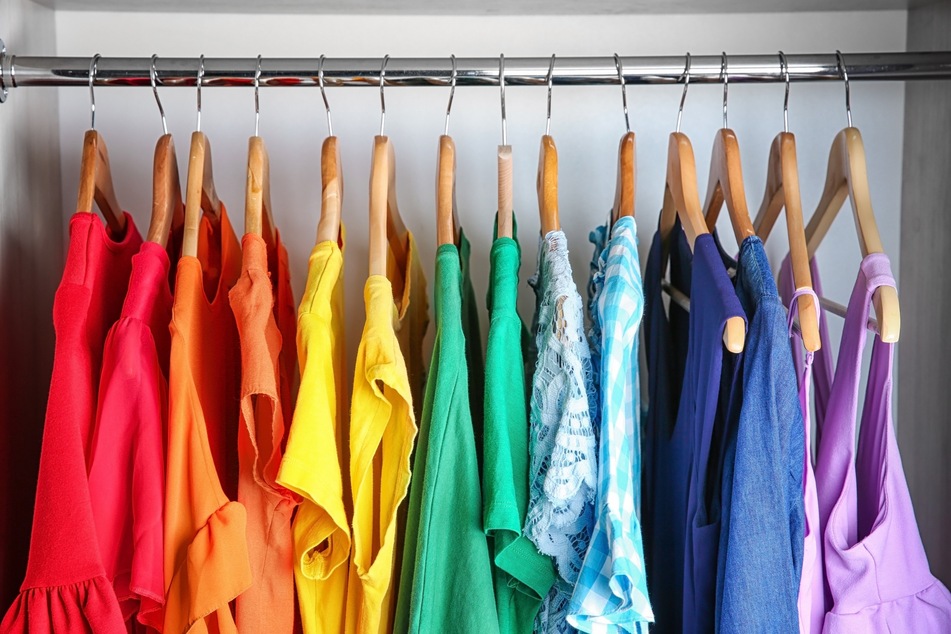 Beispielsweise nach Farbe oder Länge kann man die Klamotten im Kleiderschrank sortieren.