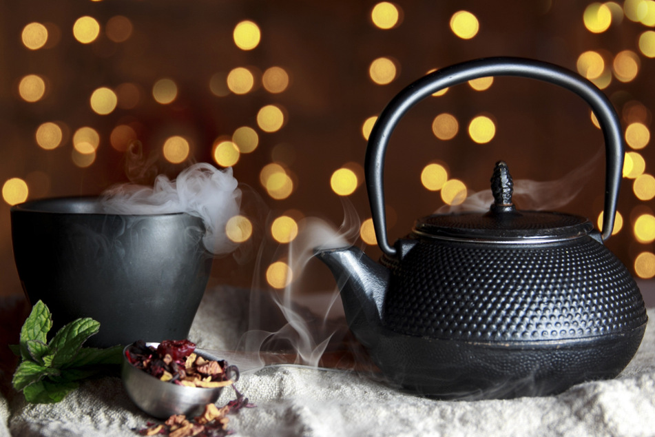 Tee aus Fenchel, Anis, Kümmel, Zimt, Chili oder Ingwer haben eine besonders wärmende Wirkung an kalten Tagen.