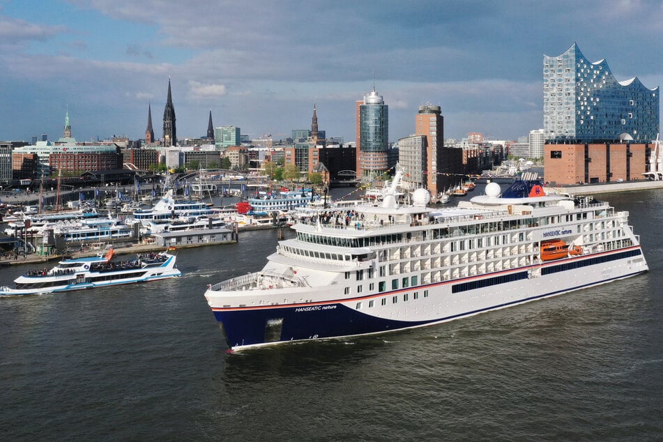 Drei verschiedene Routen bietet Hapag-Lloyd Cruises mit dem Expeditionsschiff "HANSEATIC nature" ab Hamburg im Herbst 2025 an.