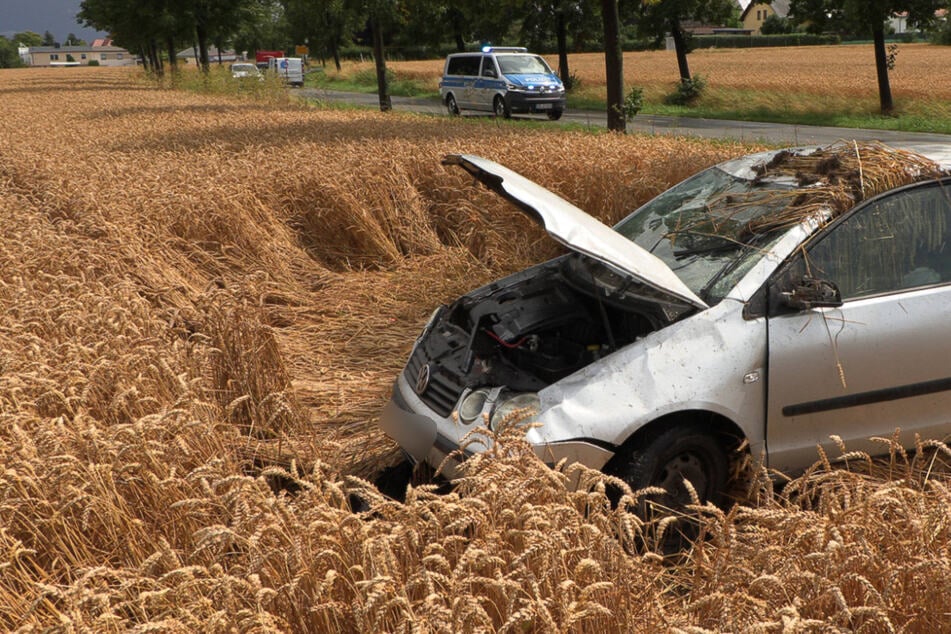 Das Auto überschlug sich und blieb in einem nahegelegenen Feld stehen.