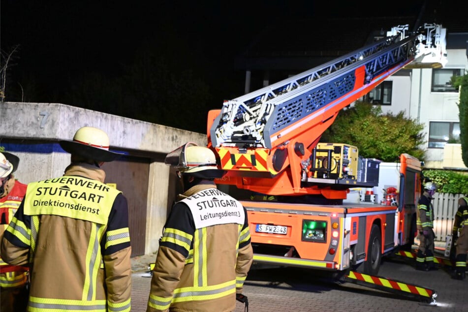 Die Stuttgarter Feuerwehr rückte mit mehreren Löschfahrzeugen an.