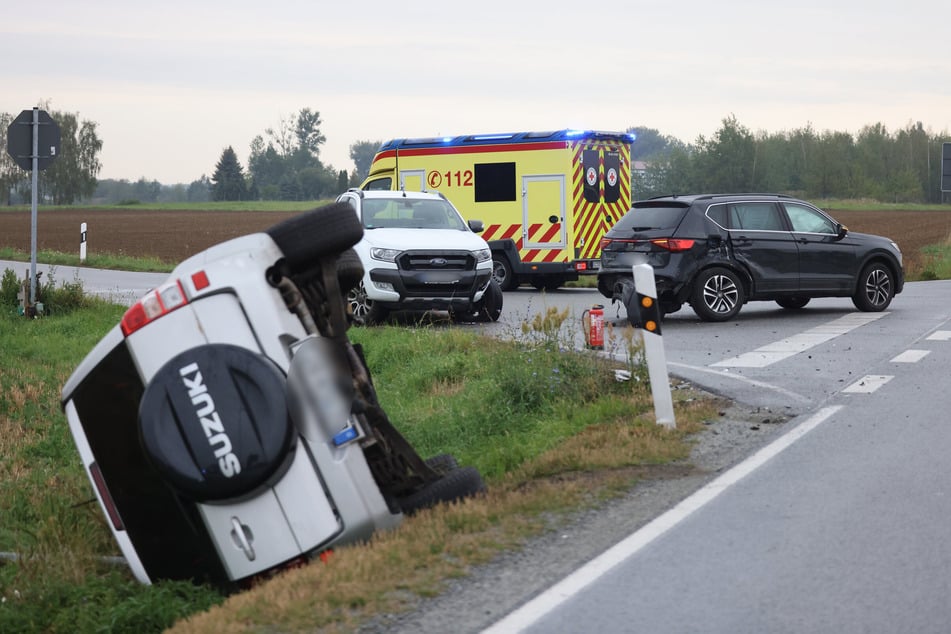Ein Suzuki landete infolge des Unfalls im Straßengraben.