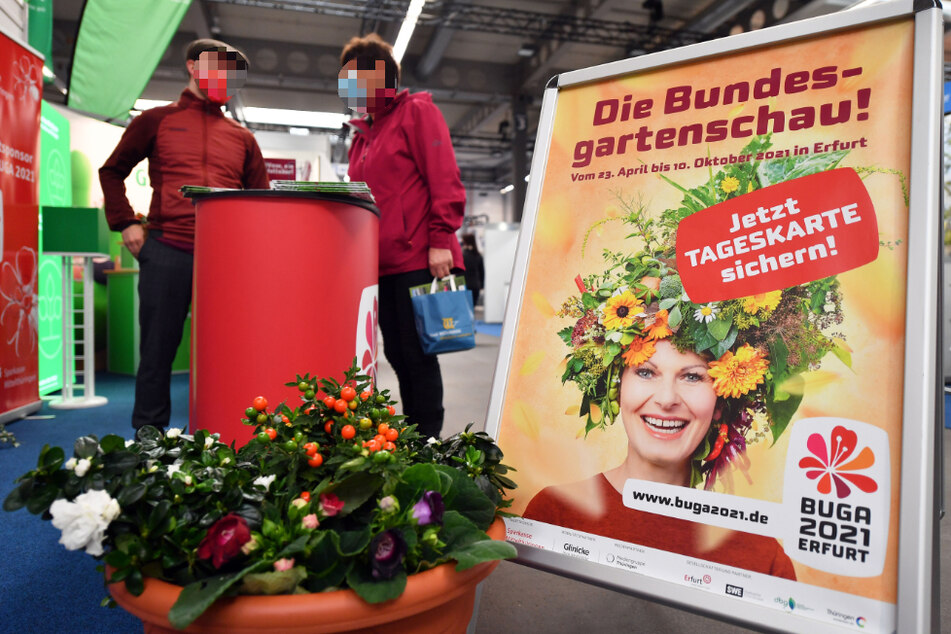 Für den Besuch der Bundesgartenschau in Erfurt 2021 wird in einer Ausstellungshalle der Messe "Reisen und Caravan" geworben.