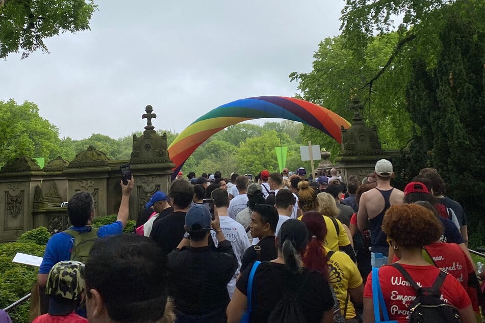 The AIDS Walk starting line featured a rainbow arch for walkers and runners to pass under.