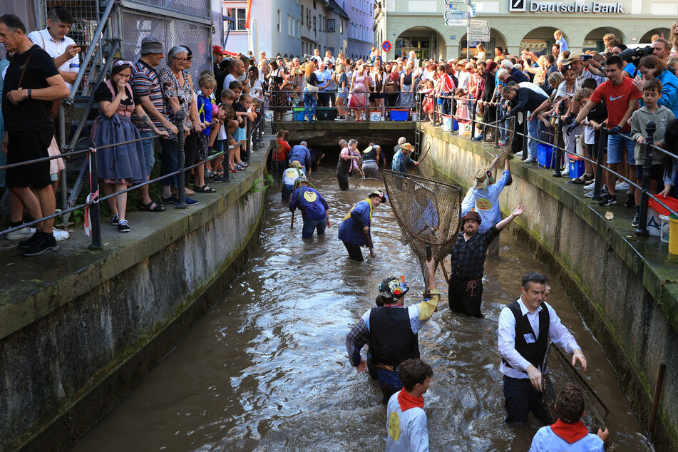 Zuschauer drängen sich in den Gassen entlang des Memminger Stadtbachs. Aus dem Ausfischen ist längst ein großes Volksfest geworden.