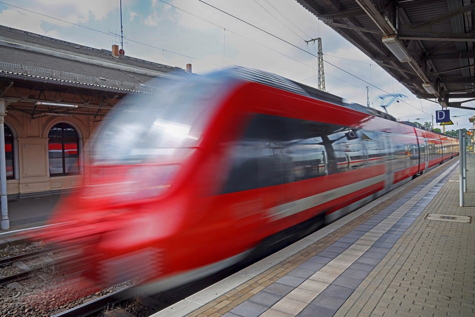 Während der Totalsperrung hält der Saxonia-Express ab Freitagabend bis Montagfrüh zwischen Riesa und Dresden-Neustadt nur in Glaubitz und Nünchritz. (Archivbild)