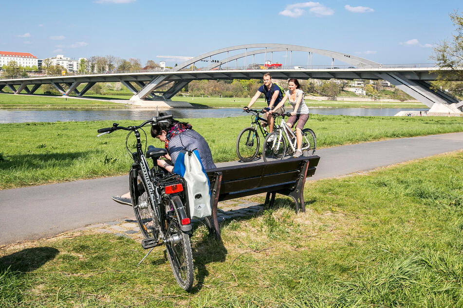 Gerade im Sommer ist auf dem Elberadweg viel los, der Bau einer "zweiten Spur" kommt aber nicht voran.
