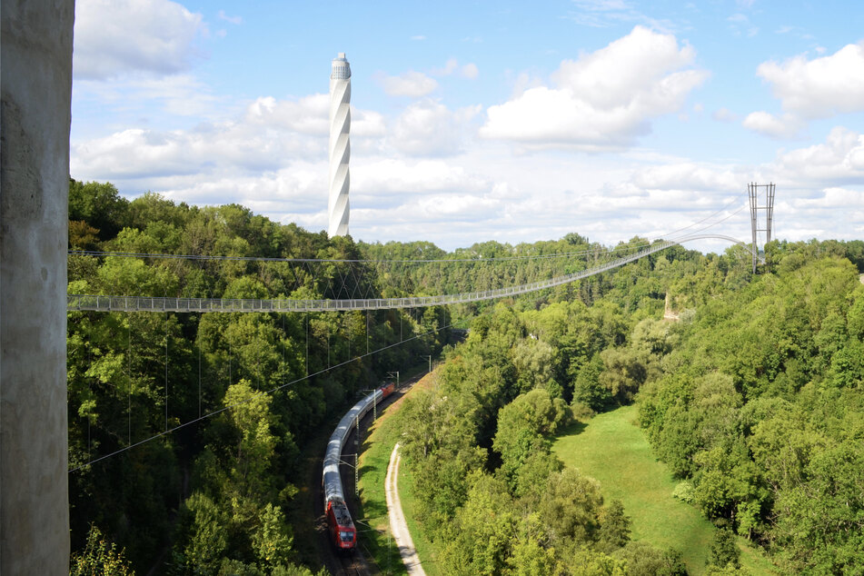 Die Pläne der geplanten Fußgänger-Hängebrücke wurden auf einer Computergrafik visualisiert.