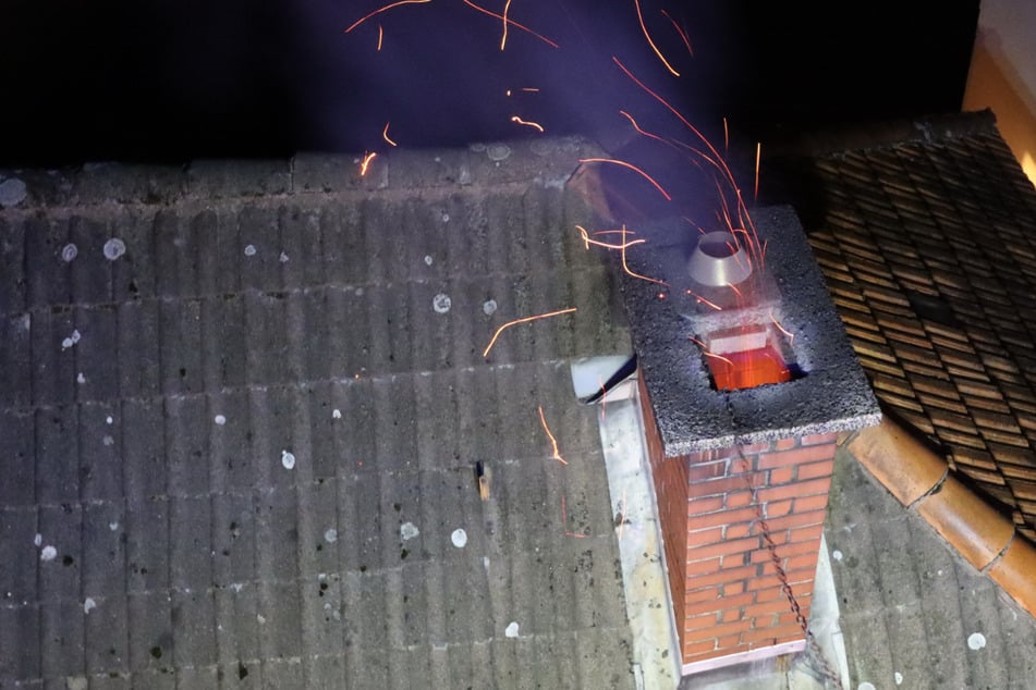 Schornstein brennt: Feuerwehr muss mitten in Nacht ausrücken