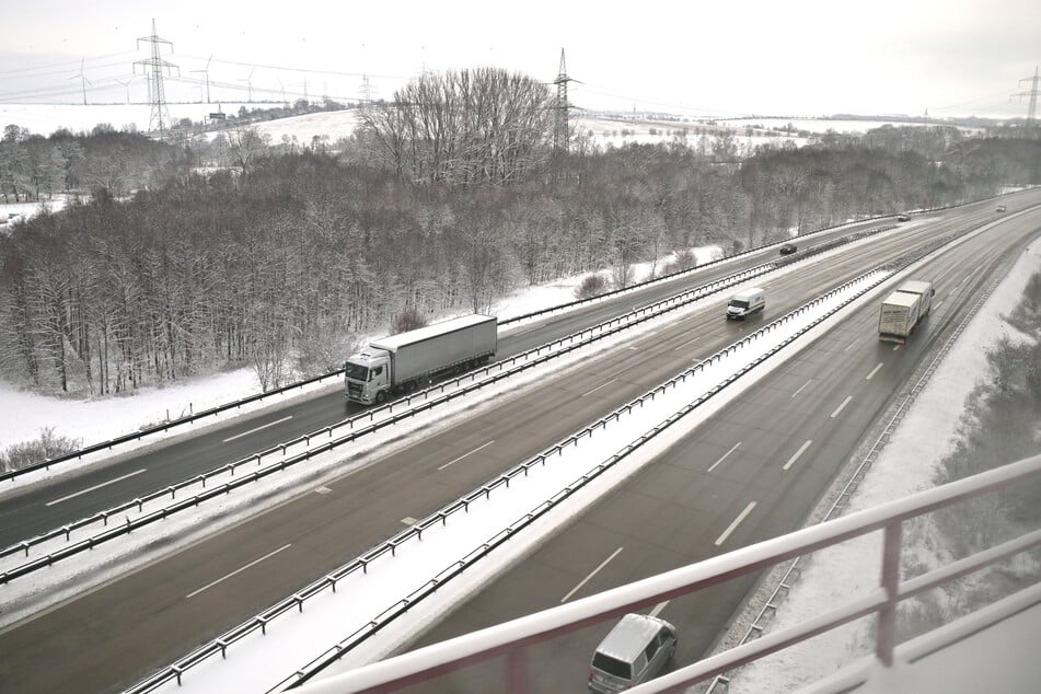 Die winterlichen Straßenverhältnisse sorgen in Thüringen weiterhin für Verkehrsbehinderungen.