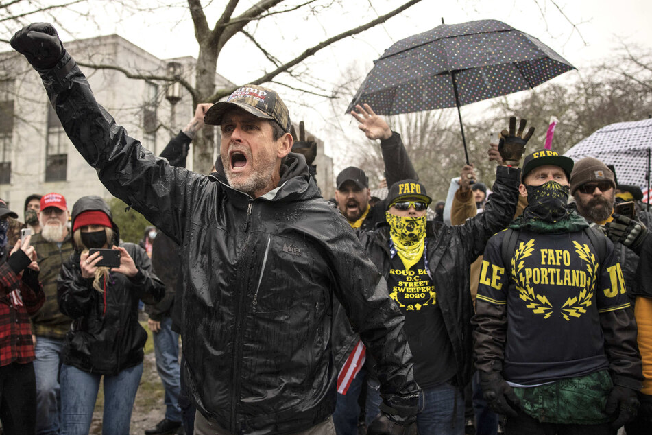 Demonstranten konfrontieren die Bereitschaftspolizei, als sie sich in Salem vor dem Kapitol versammeln. Tausende von Anhängern von Präsident Donald Trump verursachten Gewalt und Chaos in Washington, während der Kongress versuchte abzustimmen, um zu bestätigen, dass der gewählte Präsident Joe Biden die Wahl gewonnen hat.
