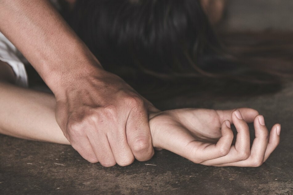 Der obdachlosen Frau kamen bei den Übergriffen in der Bank Passanten und Polizisten zu Hilfe. (Symbolbild)