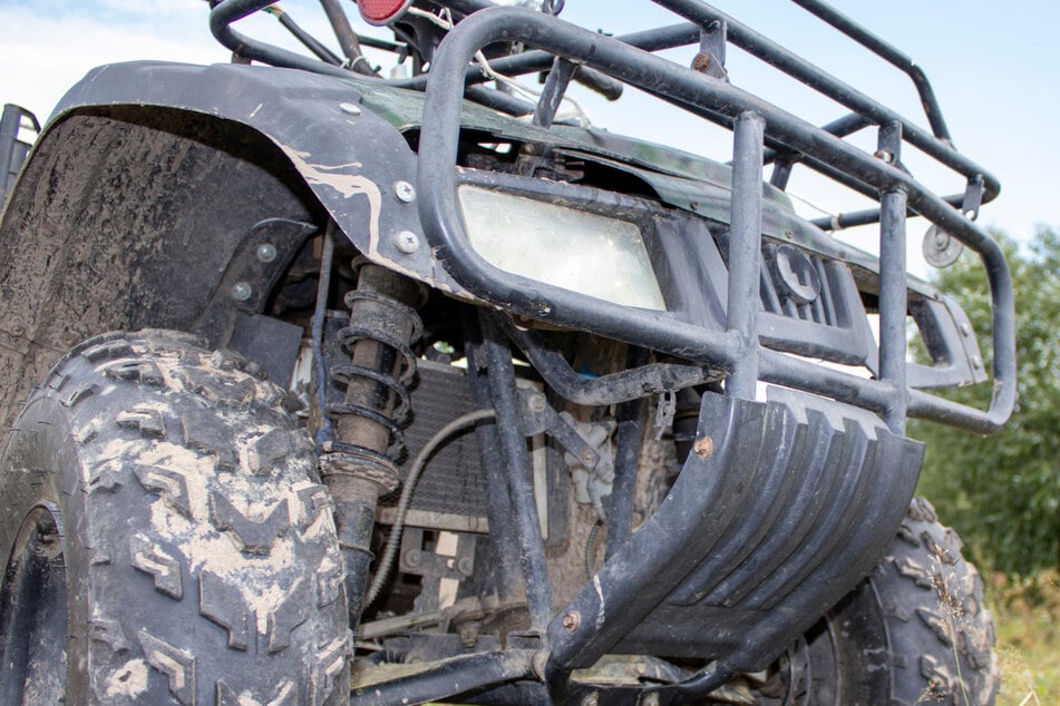 Mutter und Tochter krachen mit Quad gegen Zaun: Mädchen (9) schwer verletzt