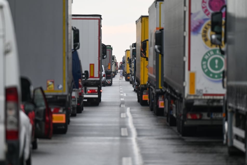 Ein Sattelzug fuhr auf der A4 bei Bucha auf einen Pannen-Lkw auf und sorgte für einen 15 Kilometer langen Stau. (Archivfoto)