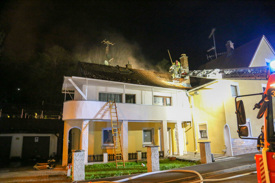 Ein Feuer in einem angrenzenden Holzschuppen schlug am Samstagmorgen auf ein Wohnhaus über.
