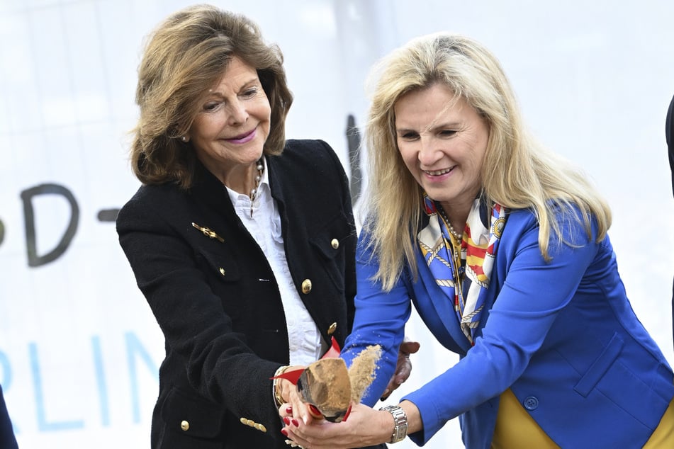 Königin Silvia von Schweden (l.) und Astrid Lurati, Vorstand Finanzen und Infrastruktur der Charité, beim ersten Spatenstich für das Childhood-Haus der Charité.