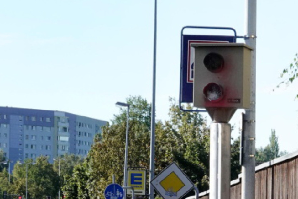 Besprüht und beschädigt: Was passiert mit dieser "Blitzer-Leiche"?