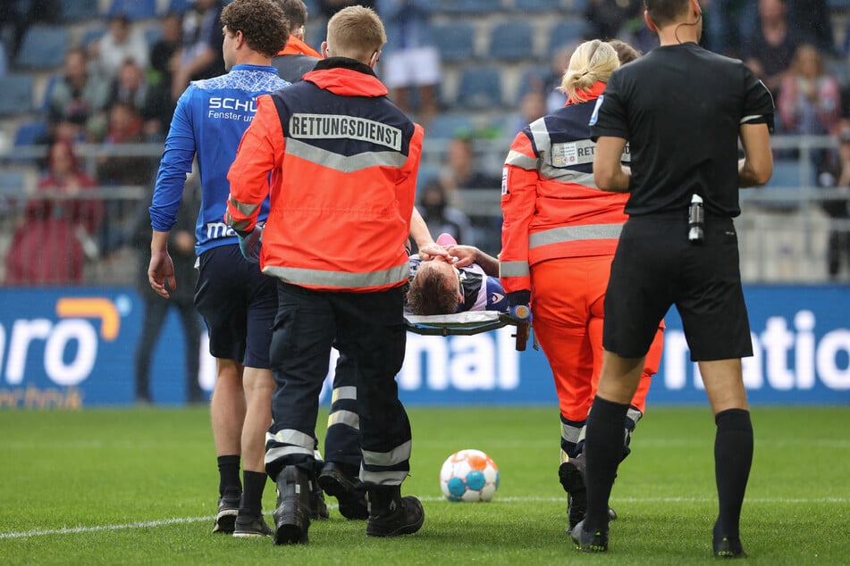 Bittere Szenen: Bielefelds Jacob Barrett Laursen musste verletzt vom Platz getragen werden.