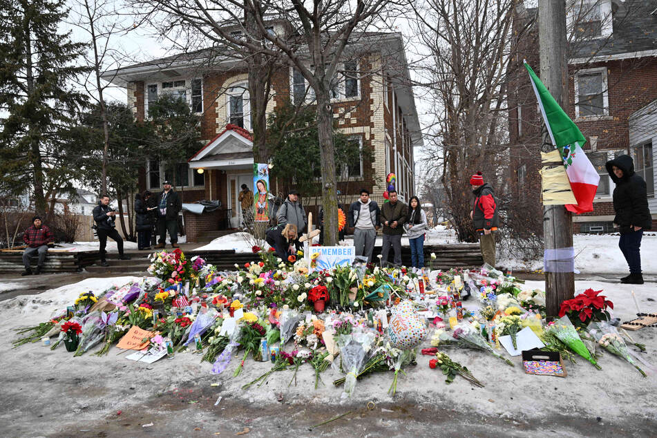 Blumen wurden abgelegt, um der 37-Jährigen zu gedenken. Viele Menschen zeigen sich schockiert über den Vorfall.