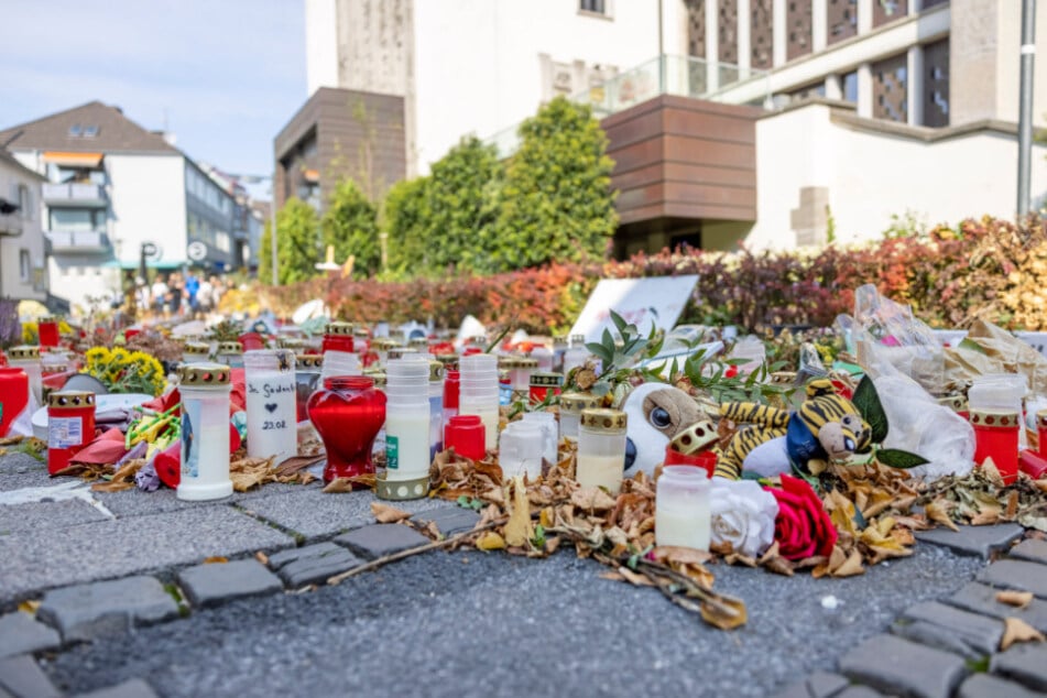 Nach dem Anschlag am 23. August 2024 legten Hunderte Menschen Blumen und Kerzen in der Nähe des Tatorts nieder.