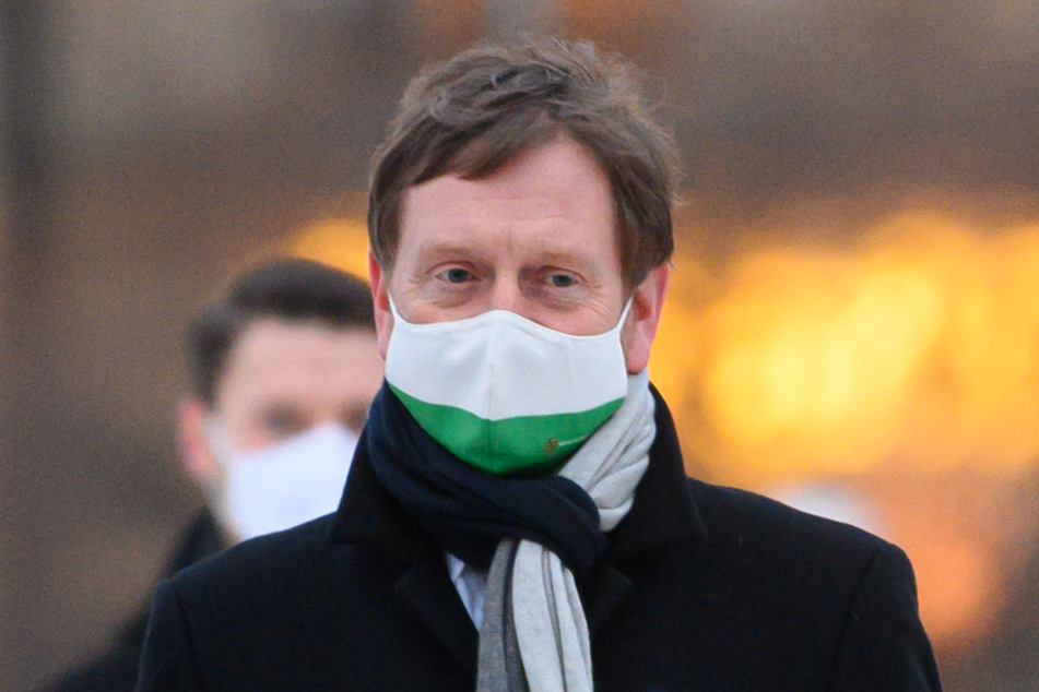 Michael Kretschmer (45, CDU), Ministerpräsident von Sachsen steht vor einer Blumenniederlegung am 76. Jahrestag der Zerstörung Dresdens im Zweiten Weltkrieg auf dem Altmarkt an einer Gedenkstätte, die an die Opfer der Bombardierung Dresdens erinnern soll.