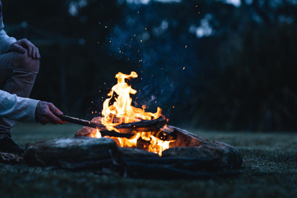 Der Australier hatte unüberlegt mit Brandbeschleuniger an einem Lagerfeuer hantiert. (Symbolbild)