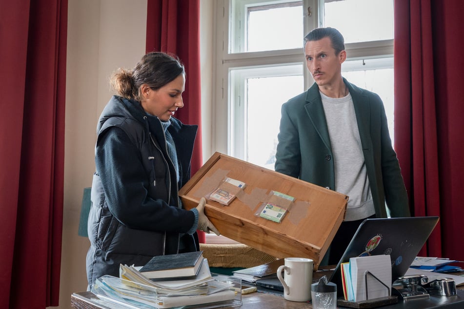 In einer der neuen Folgen finden Kim (Amy Mußul, l.) und Moritz (Johannes Hendrik Langer, r.) enorm viel Bargeld. Was steckt dahinter?