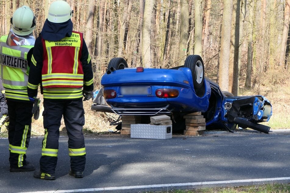 Auto überschlägt sich: Fahrer muss durch Feuerwehr befreit werden