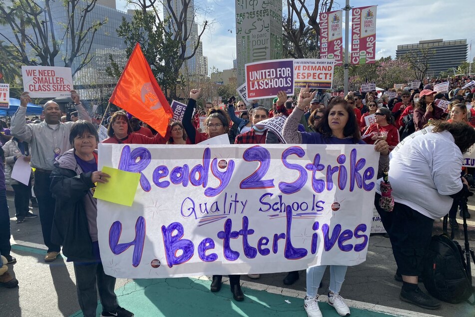 School workers in Los Angeles have announced they will go on strike from March 21-23, with support from the local teachers' union.