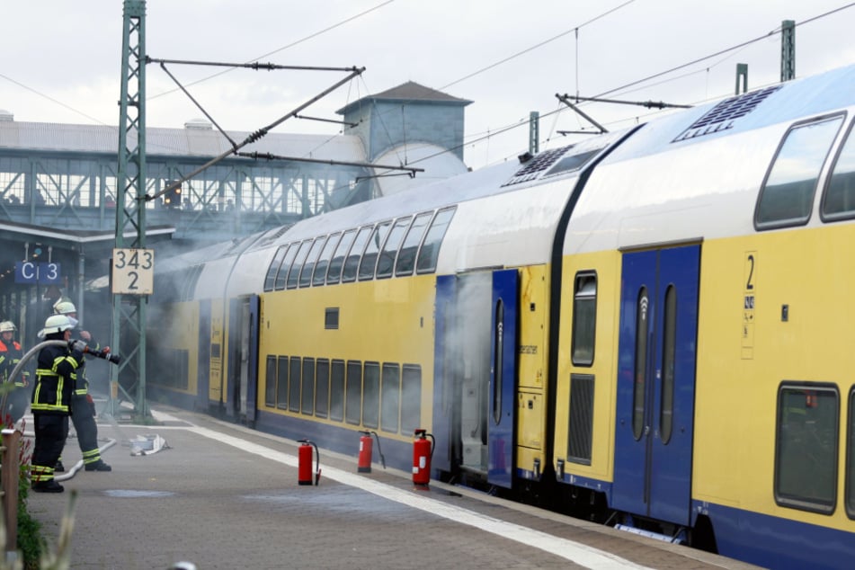 Am Bahnhof Harburg ist am Montagabend in einem Metronom ein Feuer ausgebrochen. Der Zug wurde geräumt, die Feuerwehr war im Einsatz.