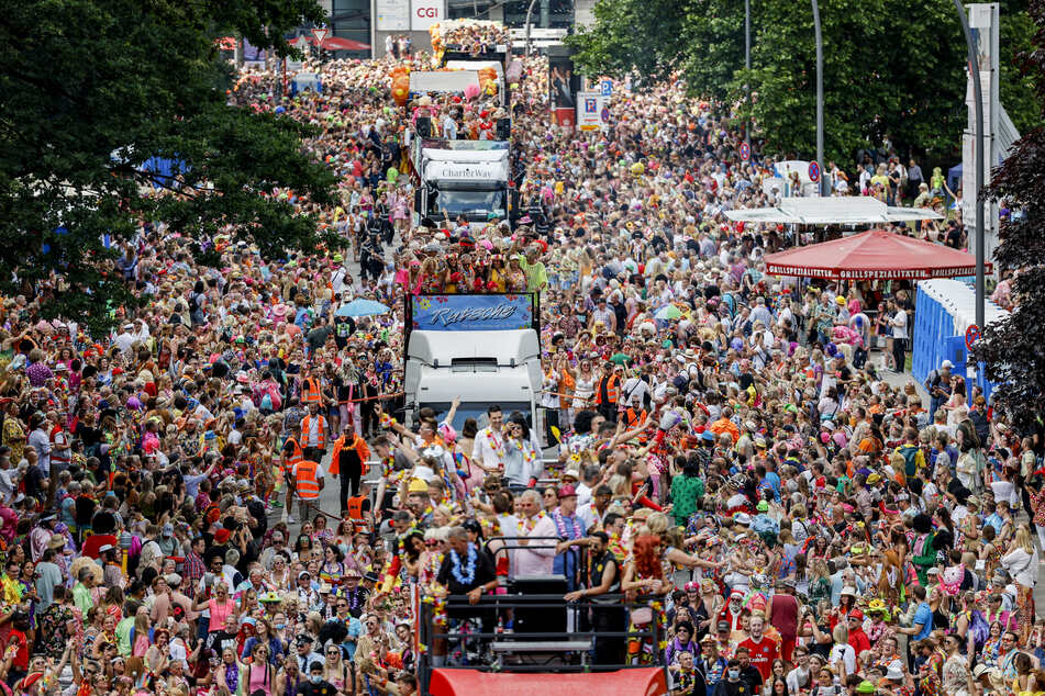 Hamburg: Kostenlos, bunt und laut: Schlagermove zieht wieder mit Hunderttausenden durch Hamburg