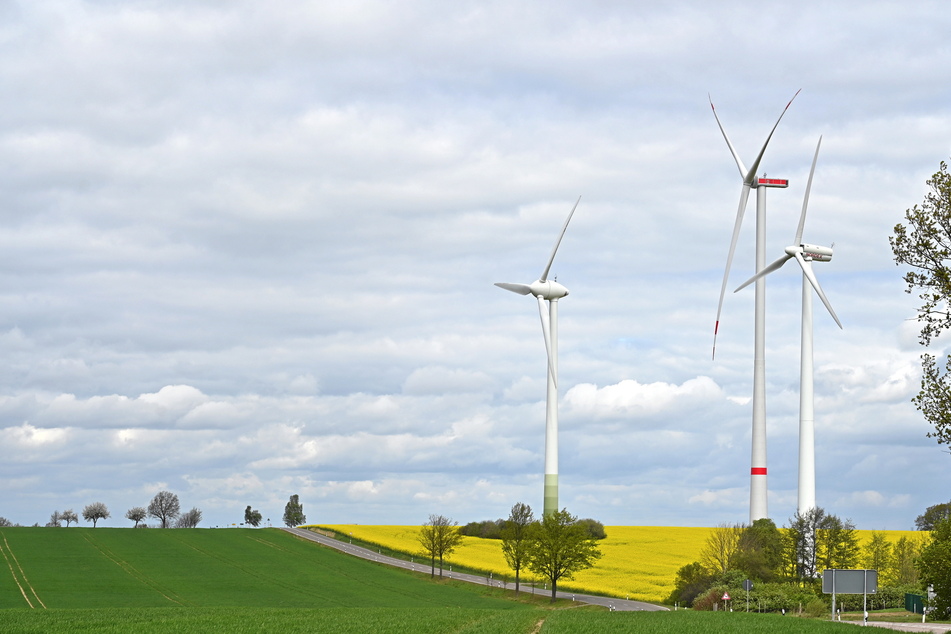Windräder erheben sich über den Feldern: Einen solchen Anblick wie hier in Mittelsachsen will der Windkraftstammtisch nicht.