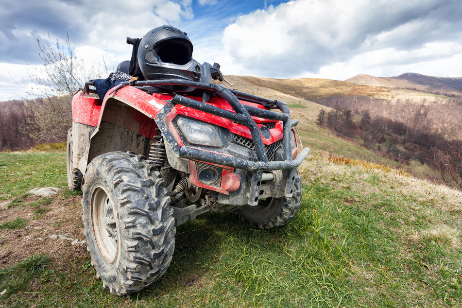 Eine junge Quad-Fahrerin (18) ist am Freitagabend in Euskirchen bei einem Unfall schwer verletzt worden. Ihr Quad war gegen einen Betonpfosten geprallt. (Symbolbild)
