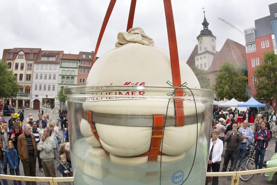 Das gilt es, zu schlagen: Auf dem Marktplatz in Jena gab es den größten Kartoffelkloß der Welt in einem extra dafür gefertigtem Glaskochtopf zu bestaunen.
