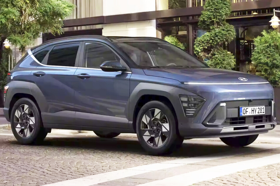 Da wäre zum Beispiel der Hyundai KONA Elektro, der mit krasser Ausstattung für unter 300 Euro zu haben ist.
