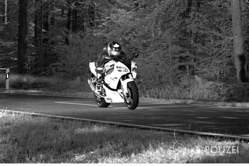 Auf dem Hinweg rund doppelt so schnell wie erlaubt, beim Rückweg zumindest etwas dezenter unterwegs. Dafür muss dieser Motorradfahrer ordentlich büßen.