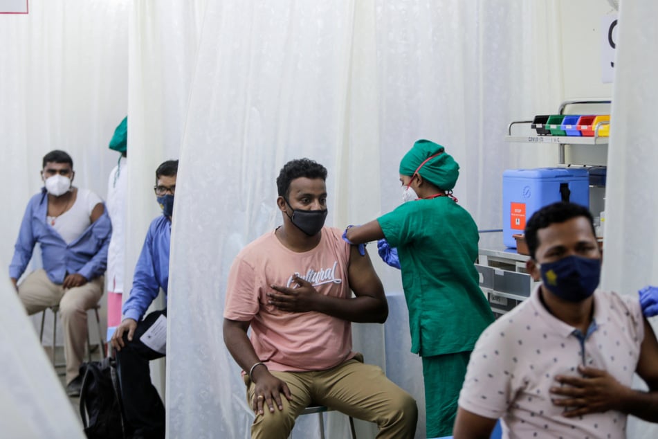 Mumbai: Patienten werden gegen das Coronavirus geimpft. Indien hat Brasilien als Land mit den zweitmeisten Corona-Infizierten weltweit überholt.