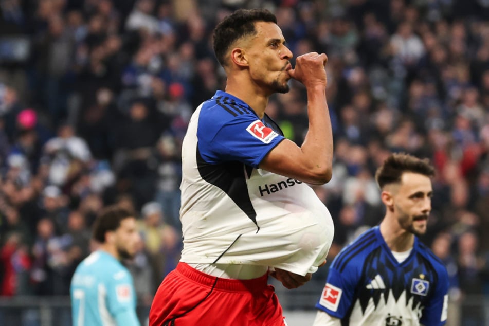 HSV-Stürmer Robert Glatzel (32) feierte sein Tor gegen Hoffenheim mit dickem Bauch und altbekannter Nuckel-Geste.