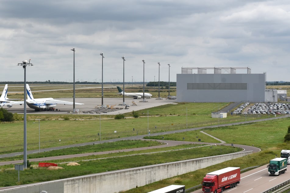 Die Halle soll im Nordbereich des Flughafens entstehen.