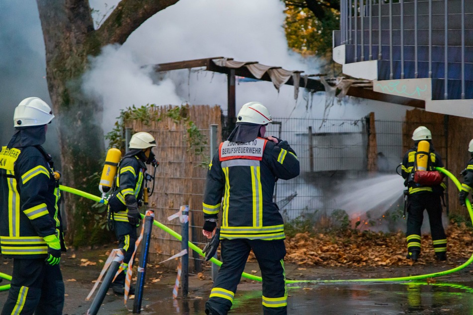 Der Brand war gegen Abend ausgebrochen und wurde von der Kölner Feuerwehr gelöscht.