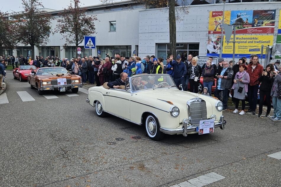 Da kamen sie angeschippert: Die Oldtimer und weitere Klassiker zogen das Publikum in ihren historischen Bann.