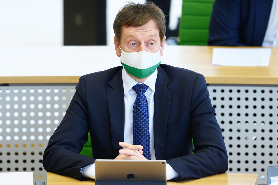 Ministerpräsident Michael Kretschmer (45, CDU) stand mit Experten und Bürgern im Austausch.