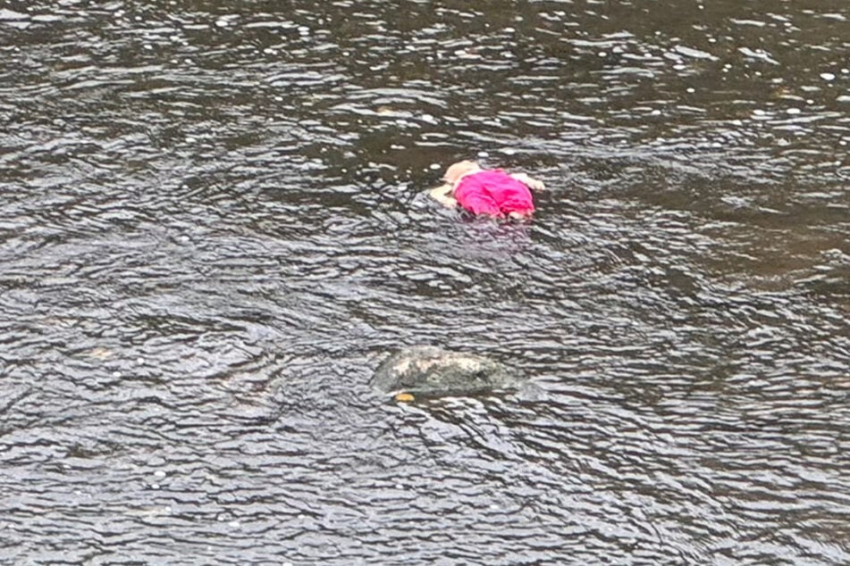 In dem Fluss befand sich ein vermeintliches Baby.