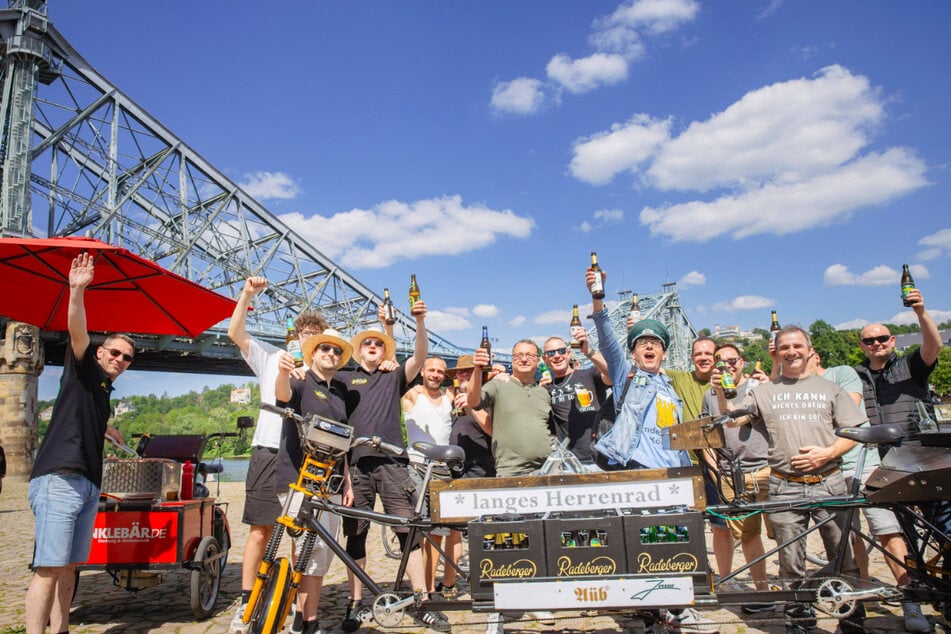 Am besten lässt sich der Herrentag doch mit einem Bollerwagen, jeder Menge Bier und - hoffentlich - gutem Wetter genießen.